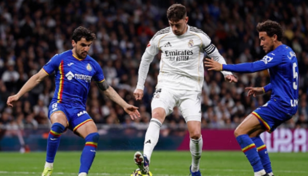 Tiền đạo phải: Federico Valverde &ndash; 6.5 điểm Valverde được trao quyền tự do di chuyển nhưng anh lại thi đấu kh&aacute; mờ nhạt trong phần lớn thời gian trận đấu. Ng&ocirc;i sao người Uruguay kh&ocirc;ng duy tr&igrave; được cường độ thi đấu b&ugrave;ng nổ như thường lệ v&agrave; chỉ thực sự tạo ra một v&agrave;i pha b&oacute;ng đ&aacute;ng ch&uacute; &yacute; khi trận đấu đ&atilde; tr&ocirc;i về những ph&uacute;t cuối.