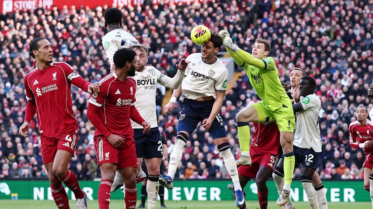 Liverpool trừng phạt West Ham bởi vũ kh&iacute; phạt g&oacute;c.