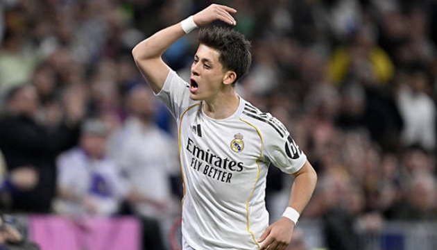 Tiền vệ trung t&acirc;m: Arda G&uuml;ler &ndash; 6.6 điểm G&uuml;ler l&agrave; người nỗ lực nhất trong việc t&igrave;m kiếm sự s&aacute;ng tạo cho tuyến giữa của Real Madrid. Anh sở hữu nhiều pha xử l&yacute; kỹ thuật v&agrave; cố gắng tung ra c&aacute;c đường chuyền đột biến. Tuy nhi&ecirc;n, hiệu quả cuối c&ugrave;ng vẫn l&agrave; con số kh&ocirc;ng khi anh thường xuy&ecirc;n bị c&aacute;c cầu thủ Getafe d&ugrave;ng sức mạnh thể chất để &aacute;p đảo.