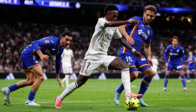 Tiền đạo tr&aacute;i: Vinicius Junior &ndash; 6.3 điểm Vẫn l&agrave; ng&ograve;i nổ ch&iacute;nh nhưng Vinicius đ&atilde; c&oacute; một ng&agrave;y thi đấu cực kỳ ức chế. Việc bị c&aacute;c hậu vệ Getafe li&ecirc;n tục phạm lỗi khiến ng&ocirc;i sao người Brazil mất b&igrave;nh tĩnh v&agrave; kh&ocirc;ng thể duy tr&igrave; được sự sắc b&eacute;n thường thấy. Chuỗi trận ghi b&agrave;n li&ecirc;n tiếp của anh đ&atilde; ch&iacute;nh thức dừng lại sau m&agrave;n tr&igrave;nh diễn thiếu hiệu quả n&agrave;y.