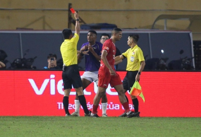 Daniel Passira d&iacute;nh thẻ đỏ.