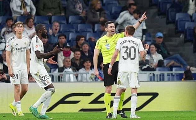 Mastantuono tức giận sau khi nhận thẻ đỏ.