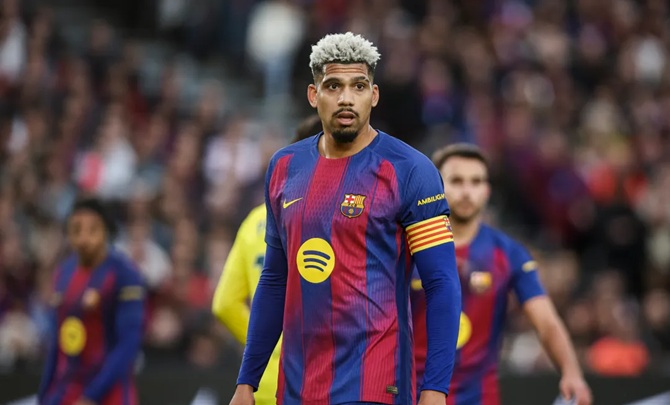  Araujo đang c&oacute; m&ugrave;a giải kh&oacute; khăn.