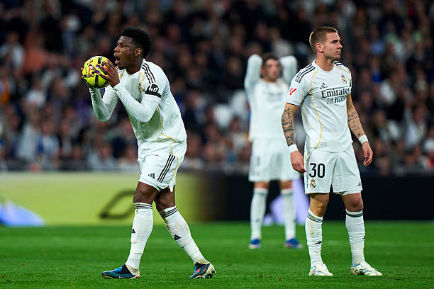 Real ch&igrave;m v&agrave;o khủng hoảng. 