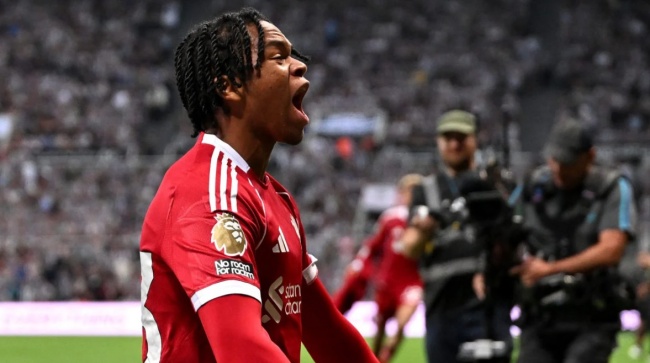 Rio Ngumoha xứng đ&aacute;ng được trao cơ hội.