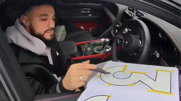 &nbsp;Mazraoui được khen ngợi với m&agrave;n xử l&yacute; th&ocirc;ng minh trước c&aacute; nh&acirc;n trục lợi chữ k&yacute; cầu thủ.