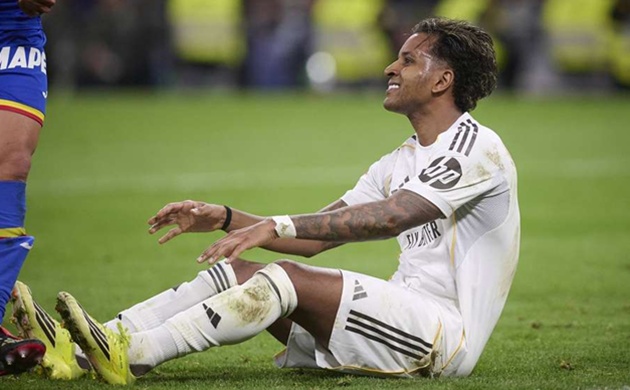 Rodrygo tiếp tục gặp hạn với chấn thương d&acirc;y chằng.