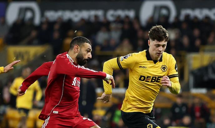 Liverpool gặp nhiều kh&oacute; khăn trong hiệp 1.