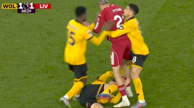 Huge Ekitike x&ocirc; x&aacute;t với cầu thủ Wolves.