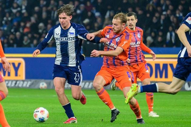 Kennet Eichhorn (tr&aacute;i) l&agrave; tiền vệ trẻ đầy tiềm năng.