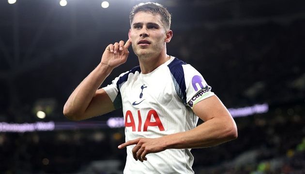 Barca theo s&aacute;t Van de Ven.