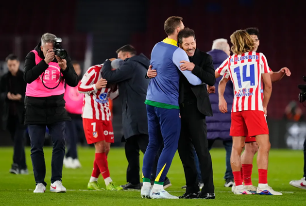 Simeone v&agrave; c&aacute;c học tr&ograve; đ&atilde; 