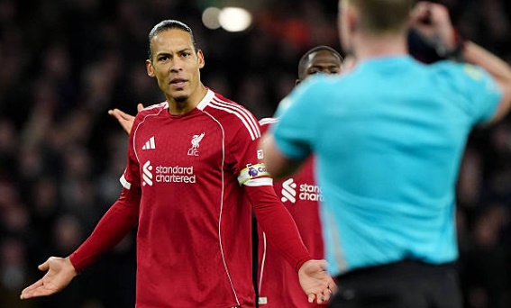 Van Dijk kh&ocirc;ng h&agrave;i l&ograve;ng về đồng đội.