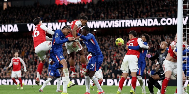 Vũ kh&iacute; b&oacute;ng cố định một lần nữa gi&uacute;p Arsenal thắng trận, trong cuộc chạm tr&aacute;n Chelsea.