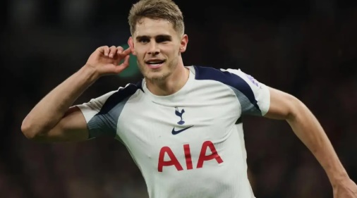 Van de Ven đang được Barca săn đ&oacute;n.