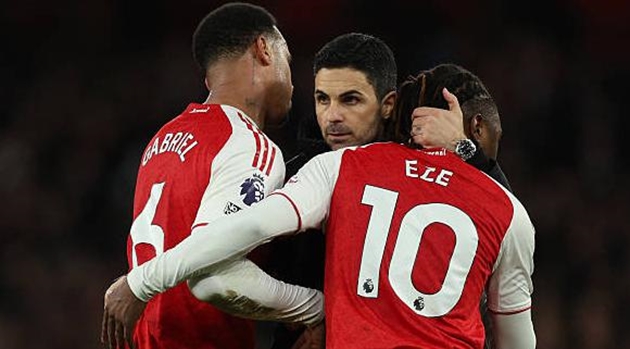 Mikel Arteta v&agrave; c&aacute;c học tr&ograve; phải cảnh gi&aacute;c với Chris Kavanagh.