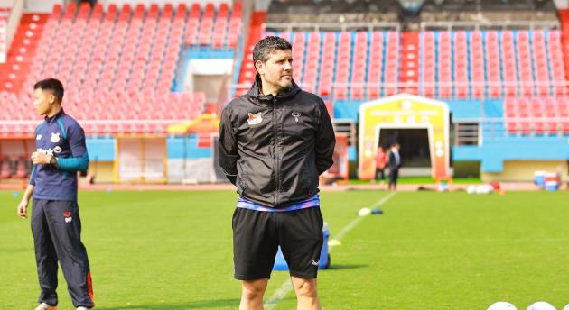 Ninh B&igrave;nh g&acirc;y tranh c&atilde;i khi sa thải HLV Gerard Albadalejo.