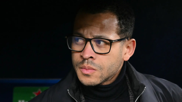 &Aacute;p lực lớn đang đ&egrave; nặng l&ecirc;n đ&ocirc;i vai của HLV Rosenior.