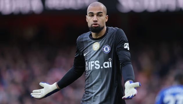 Robert Sanchez ngay lập tức bị Rosenior trừng phạt.