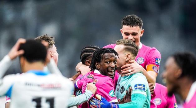 Marseille ngậm ng&ugrave;i dừng bước sau thất bại trong loạt đấu s&uacute;ng.