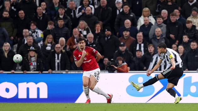 Osula tung c&uacute; đ&aacute; nhấn ch&igrave;m Newcastle.