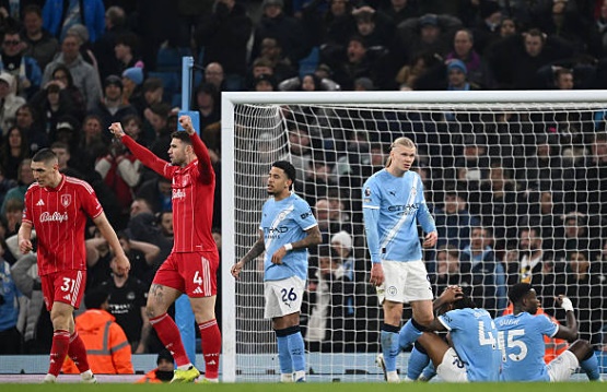 Man City bị n&iacute;u ch&acirc;n ngay tr&ecirc;n s&acirc;n nh&agrave;.