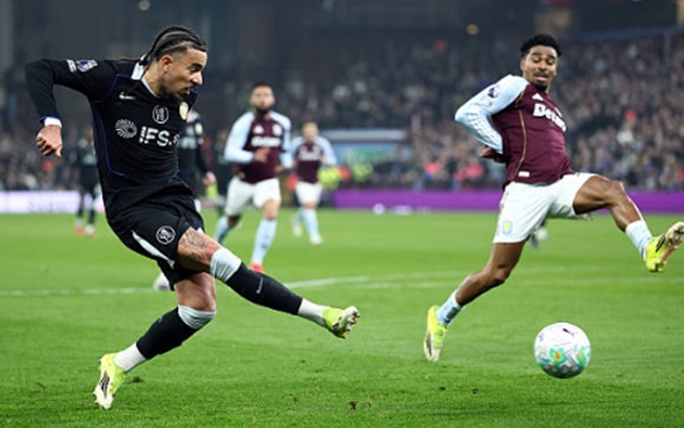 Malo Gusto (7.5): Trở lại hành lang cánh phải, Gusto khởi đầu khá chệch choạc và để mất bóng khi chịu áp lực. Tuy nhiên, anh đã chuộc lỗi ở phút 35 bằng một quả tạt chuẩn xác đến từng centimet để Joao Pedro gỡ hòa.

Wesley Fofana (6.9): Trở lại sau án treo giò nhưng thi đấu thiếu chắc chắn. Trung vệ người Pháp tỏ ra thất thế và ngã quá dễ dàng trong pha tranh chấp với Watkins.


Trevoh Chalobah (7.1): Thi đấu vững vàng và ổn định. Anh đã bọc lót rất tốt, kịp thời gây áp lực khiến Watkins xử lý hỏng tình huống đối mặt sau sai lầm của người đá cặp Fofana.


Jorrel Hato (7): Anh mắc lỗi vị trí vì để Bailey thoải mái tạt bóng dẫn đến bàn mở tỷ số. Dù khởi đầu không tốt nhưng Hato đã cải thiện dần khả năng phòng ngự khi trận đấu trôi đi.


Reece James (7): Được đẩy lên đá tiền vệ, đội trưởng Chelsea thi đấu đầy nhiệt huyết. Anh tham gia vào nhiều pha tranh chấp tay đôi quyết liệt và phàn nàn vì bị từ chối một quả phạt đền sớm.


Moises Caicedo (7.1): Có đường chọc khe xé toang hàng thủ đối phương cho Cole Palmer ở đầu trận. Ngoài tình huống đó, tiền vệ người Ecuador hoàn thành tốt nhiệm vụ luân chuyển bóng và giữ nhịp độ.


Enzo Fernandez (7.6): Thể hiện nhãn quan chiến thuật thượng thừa. Anh tung đường chuyền chéo sân đẳng cấp để Gusto kiến tạo bàn gỡ, sau đó giúp Joao Pedro ghi bàn thứ hai. 


Cole Palmer (7.8): Hiệp một khá mờ nhạt nhưng đã bùng nổ trong hiệp hai. Palmer có pha dứt điểm thành bàn đẹp mắt và tung đường chuyền quyết định để Garnacho kiến tạo giúp Pedro lập hat-trick.


Alejandro Garnacho (7.8): Lần đầu đá chính tại Ngoại hạng Anh kể từ tháng 1 và chơi rất ấn tượng. Anh là mối đe dọa thường trực bên cánh và có pha xử lý đầy đồng đội khi chuyền ngang để Pedro dễ dàng hoàn tất cú hat-trick.


Joao Pedro (9.5): Cầu thủ xuất sắc nhất trận đấu. Dù bỏ lỡ cơ hội đánh đầu sớm, Pedro trở lại mạnh mẽ với một cú hat-trick đẳng cấp.