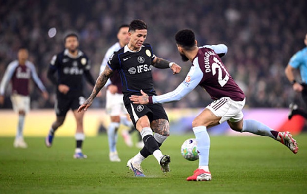 Enzo Fernandez (7.6): Thể hiện nhãn quan chiến thuật thượng thừa. Anh tung đường chuyền chéo sân đẳng cấp để Gusto kiến tạo bàn gỡ, sau đó giúp Joao Pedro ghi bàn thứ hai.