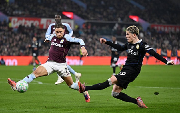 Alejandro Garnacho (7.8): Lần đầu đá chính tại Ngoại hạng Anh kể từ tháng 1 và chơi rất ấn tượng. Anh là mối đe dọa thường trực bên cánh và có pha xử lý đầy đồng đội khi chuyền ngang để Pedro dễ dàng hoàn tất cú hat-trick.