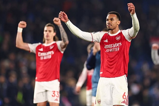 Gabriel Magalhaes (9/10): Cứu thua ngay tr&ecirc;n vạch v&ocirc;i ở những ph&uacute;t đầu. Chơi lăn xả, cản ph&aacute; mọi c&uacute; s&uacute;t của đối phương. Một m&agrave;n tr&igrave;nh diễn như 