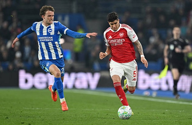 Piero Hincapie (8/10): Đang c&oacute; phong độ rất cao. Hỗ trợ tấn c&ocirc;ng &iacute;t nhưng ph&ograve;ng ngự xuất sắc, đặc biệt khi b&oacute; v&agrave;o đ&aacute; trung vệ trong hiệp hai.