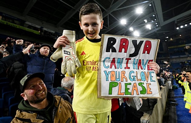Ảnh bài viết Raya tặng găng tay fan nhí khi Arsenal xây chắc ngôi đầu
