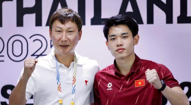 HLV Kim Sang-sik v&agrave; Đ&igrave;nh Bắc được bộ vinh danh.