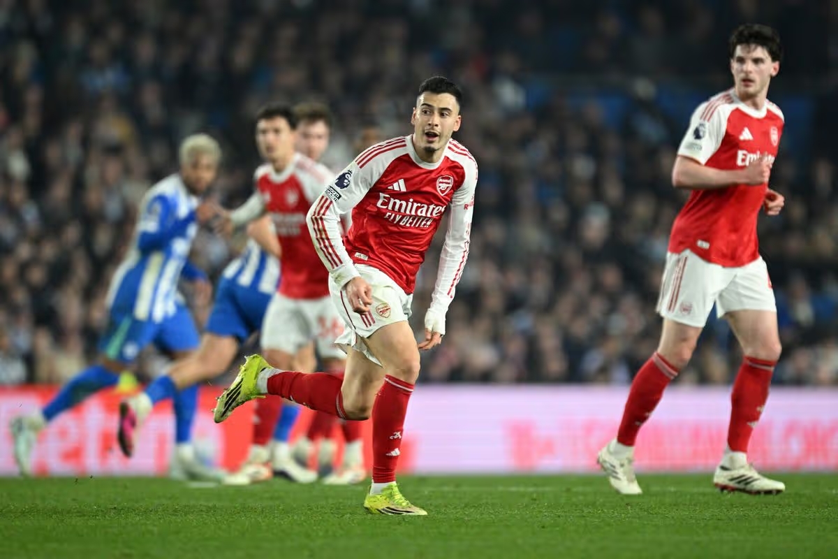 Gabriel Martinelli vướng v&agrave;o t&igrave;nh huống tranh c&atilde;i ở trận thắng Brighton.