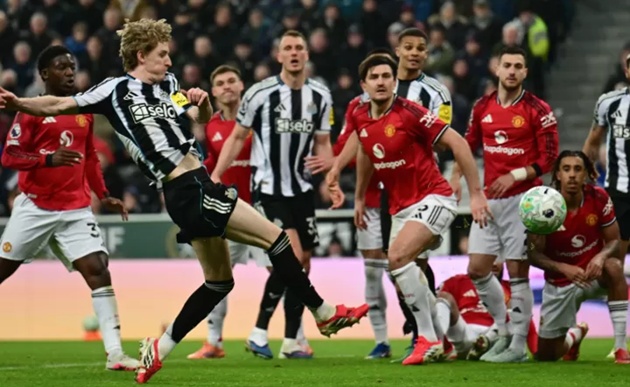 Man Utd thể hiện sự chậm chạp ở trận thua Newcastle.