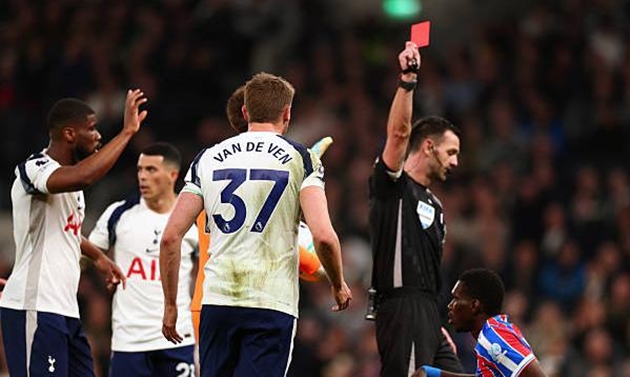 Ismaila Sarr mang đến nhiều khó khăn cho hàng phòng ngự Tottenham.