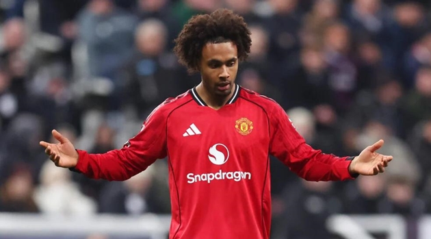 Zirkzee xứng đ&aacute;ng được Carrick trao cơ hội.