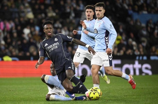 Ảnh bài viết Valverde ghi bàn phút 90+5', Real Madrid áp sát Barca ở La Liga