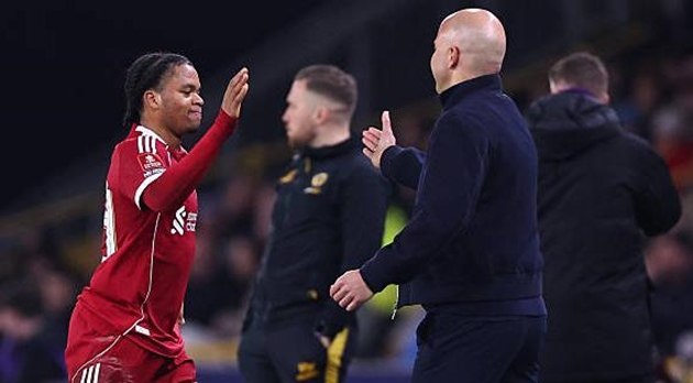 Rio Ngumoha g&acirc;y ấn tượng trong ng&agrave;y được Arne Slot trao cơ hội.