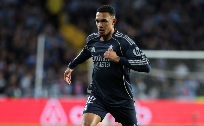 Trent Alexander-Arnold bị CĐV Real chỉ trích.