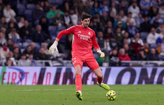 Thibaut Courtois - 7.2 điểm: Thủ th&agrave;nh người Bỉ đ&atilde; c&oacute; một ng&agrave;y thi đấu tương đối ổn định. D&ugrave; kh&ocirc;ng thể l&agrave;m g&igrave; hơn trong b&agrave;n thua trước pha dứt điểm cận th&agrave;nh của Iglesias, Courtois vẫn cho thấy sự tập trung với 3 t&igrave;nh huống cứu thua quan trọng. Khả năng ra v&agrave;o hợp l&yacute; của anh gi&uacute;p giảm bớt &aacute;p lực cho h&agrave;ng thủ trong những ph&uacute;t cuối trận khi Celta Vigo dồn to&agrave;n lực tấn c&ocirc;ng.