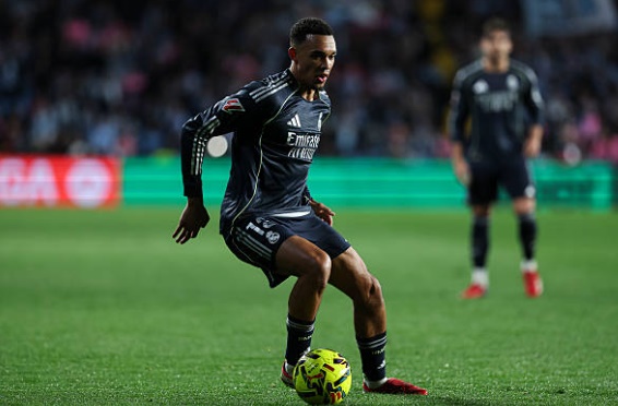 Trent Alexander-Arnold - 7.1 điểm: Hậu vệ người Anh tiếp tục gặp kh&oacute; khăn trong việc th&iacute;ch nghi ho&agrave;n to&agrave;n với hệ thống của Real Madrid. D&ugrave; điểm số chuy&ecirc;n m&ocirc;n từ sơ đồ kh&aacute; cao nhờ khả năng tham gia hỗ trợ tấn c&ocirc;ng v&agrave; c&aacute;c đường chuyền d&agrave;i vượt tuyến, nhưng Arnold vẫn để lộ những khoảng trống chết người ph&iacute;a sau lưng, điển h&igrave;nh l&agrave; t&igrave;nh huống để Swedberg vượt qua dễ d&agrave;ng trong b&agrave;n gỡ h&ograve;a của Celta.