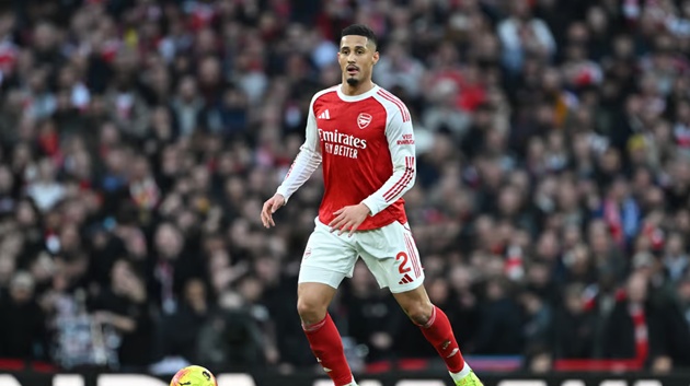 Saliba kh&ocirc;ng ra s&acirc;n trước Mansfield Town.