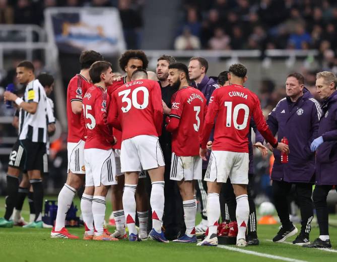 CĐV MU ho&agrave;i nghi Carrick sau thất bại trước Newcatsle.