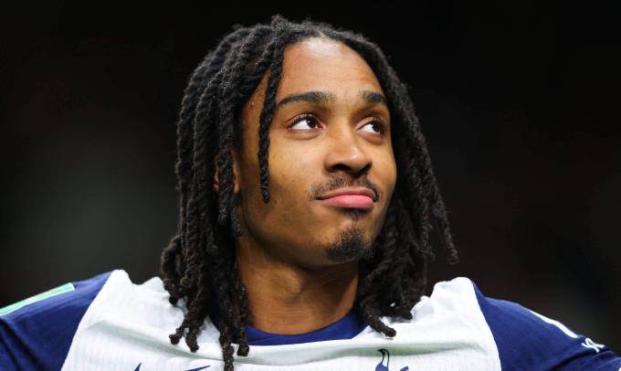 Djed Spence là mẫu hậu vệ MU đang cần.