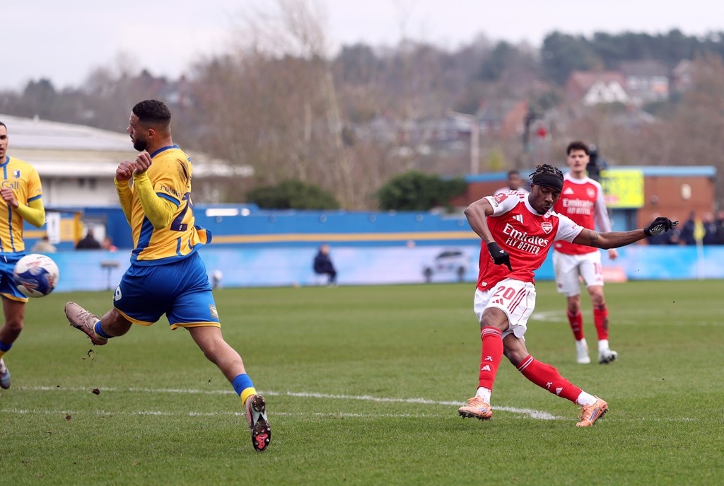 Noni Madueke mở tỷ số cho Arsenal trước Mansfield Town.