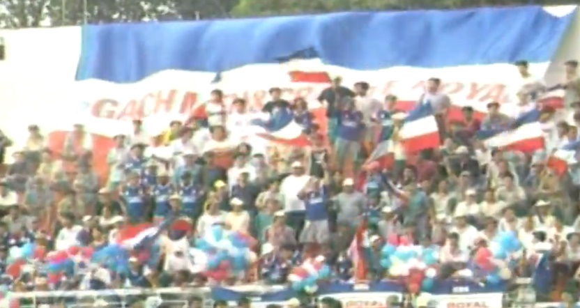 Người h&acirc;m mộ của Cảng S&agrave;i G&ograve;n tr&ecirc;n s&acirc;n Thống Nhất.