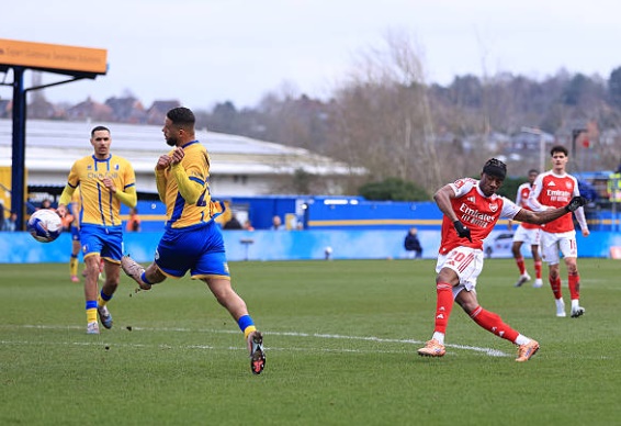 Madueke xử lý đẳng cấp mở điểm cho Arsenal.