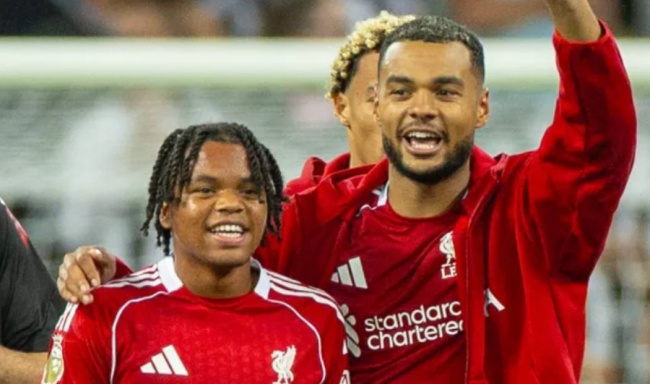 Ngumoha mang đến sự trực diện cho hàng công Liverpool.