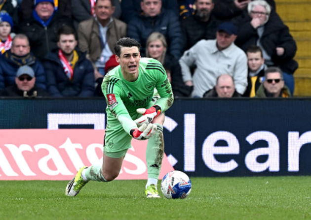 Kepa Arrizabalaga (6/10): Thủ môn dự bị của Arsenal có lẽ đã kỳ vọng một buổi chiều yên tĩnh, nhưng anh đã phải làm việc liên tục. Có lẽ anh nên làm tốt hơn trong bàn gỡ hòa của Evans.

Marli Salmon (4/10): Lần đầu đá chính cho Arsenal, bắt đầu ở vị trí trung vệ lệch phải trong một sơ đồ lạ lẫm trước khi chuyển sang hậu vệ phải. Đường chuyền hỏng của anh dẫn đến bàn gỡ hòa của Mansfield. Bị thay ra bởi Timber.

Cristhian Mosquera (4/10): Có một khoảnh khắc thót tim khi không thể theo kịp tiền đạo Oates của Mansfield từ sớm. Anh không hỗ trợ được nhiều cho Salmon ở hành lang cánh phải và sự thiếu phối hợp này đã dẫn đến bàn gỡ hòa bất ngờ của đội chủ nhà.

Riccardo Calafiori (6/10): Bắt đầu ở vị trí trung vệ nhưng chuyển sang hậu vệ trái sau khi Hincapie vào sân. Rõ ràng là một trong những cầu thủ có kỹ thuật tốt nhất trên sân nhưng vẫn có những lúc mất tập trung. Phải rời sân do chấn thương.

Christian Norgaard (5/10): Kiểm soát khoảng trống giữa hàng thủ và hàng tiền vệ khi Arsenal luân chuyển giữa sơ đồ 4 hậu vệ và 5 hậu vệ. Liên tục rơi vào tình trạng bị đối phương áp đảo quân số, dù đây có lẽ là vấn đề của hệ thống hơn là cá nhân. Có đường kiến tạo cho Eze, dù khó có thể khen ngợi cầu thủ người Đan Mạch quá nhiều khi đó chỉ là một đường chuyền đơn giản trước một siêu phẩm.

Noni Madueke (8/10): Được giao toàn bộ hành lang cánh phải khi Arsenal bắt đầu mà không có hậu vệ cánh thực thụ. Luôn muốn đi bóng thẳng vào đối phương và dứt điểm, sự nỗ lực này cuối cùng đã giúp anh khai thông thế bế tắc.

Max Dowman (8/10): Trở thành cầu thủ trẻ nhất lịch sử Arsenal đá chính tại FA Cup khi mới 16 tuổi 66 ngày. Anh là cầu thủ xuất sắc nhất trên sân trong số những người không ghi bàn. Dowman thi đấu đầy tự tin và đẳng cấp, giải thích lý do tại sao người hâm mộ Arsenal lại hào hứng với sự trở lại của anh sau chấn thương đến vậy. Bị thay ra nhường chỗ cho Saka về cuối trận.

Leandro Trossard (6/10): Xuất phát ở hàng tiền vệ trung tâm nhưng được phép dâng cao tự do. Phải rời sân sớm vì chấn thương ngay trước hiệp một.

Gabriel Martinelli (6/10): Giống như Madueke, anh được tự do hoạt động ở hành lang cánh trong phần lớn hiệp một. Có đường kiến tạo cho Madueke nhưng đó là dấu ấn đáng kể duy nhất.

Kai Havertz (5/10): Đá cao nhất trên hàng công trước khi lùi sâu để nhận bóng. Không tạo ra được tác động đáng kể và bị thay ra bởi người hùng Eze.

Gabriel Jesus (5/10): Bước một thường xuyên lỗi và không thể ghi tên mình lên bảng điện tử dù đã tìm được khoảng trống.

Piero Hincapie (6/10): Thay thế Trossard bị chấn thương ở phút 38, giúp Arsenal trở lại sơ đồ truyền thống. Hoàn thành tốt nhiệm vụ cá nhân dù các đồng đội xung quanh đôi khi tỏ ra lúng túng.


Eberechi Eze (8/10): Vào sân thay Havertz khi Arsenal đang nỗ lực tìm bàn thắng quyết định. Anh đã tự mình làm điều đó bằng một cú dứt điểm tuyệt đẹp. Anh thực sự rất có duyên với FA Cup.

Jurrien Timber (7/10): Vào sân thay Salmon nhằm củng cố hàng phòng ngự theo ý đồ của Arteta.

Jaden Dixon (7/10): Ra mắt Arsenal sau chấn thương của Calafiori. Thi đấu rất chuyên nghiệp và đáng khen ngợi.

Bukayo Saka (6/10): Vào sân thay cho Dowman. Có một cú sút cận thành bị Roberts cản phá.